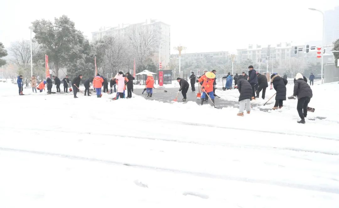 掃雪除冰保安全，平平安安過(guò)大年