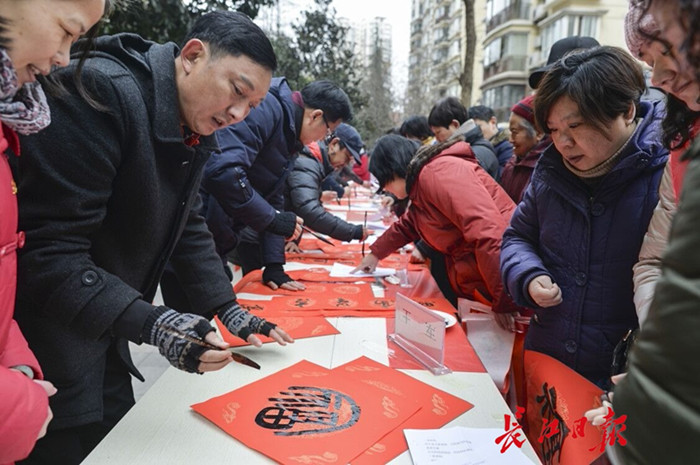 這一天，居民激動(dòng)了，第一次在社區(qū)里升國(guó)旗唱國(guó)歌(圖1)