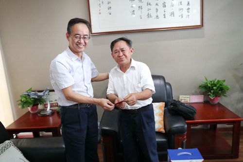 武漢體育中心開展退休老黨員“不忘初心、牢記使命”專題調(diào)研和慰問工作(圖1)