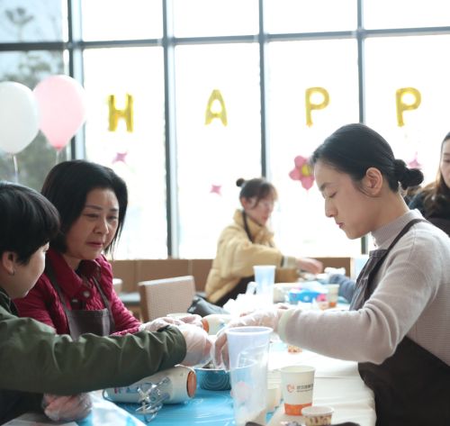 巧手做糕點，甜蜜迎佳節(jié) ▏武漢體育中心舉行“三八”婦女節(jié)關(guān)愛活動(圖3)