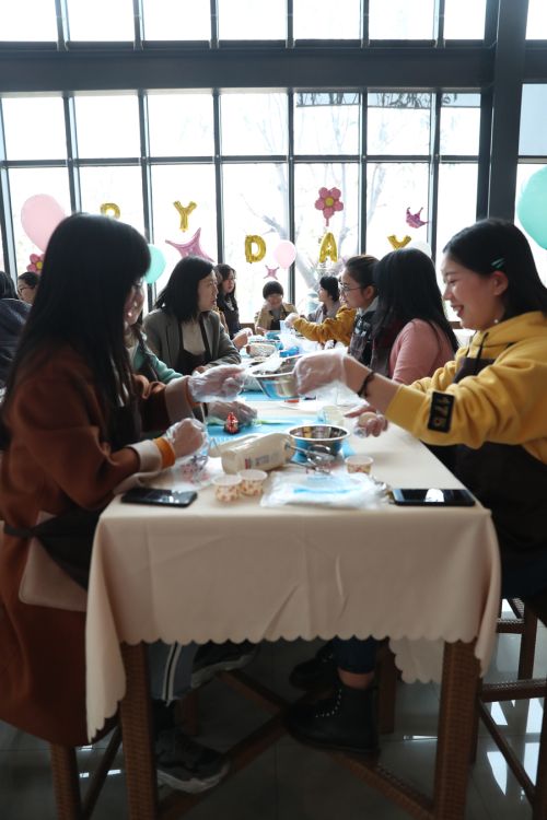 巧手做糕點，甜蜜迎佳節(jié) ▏武漢體育中心舉行“三八”婦女節(jié)關(guān)愛活動(圖6)